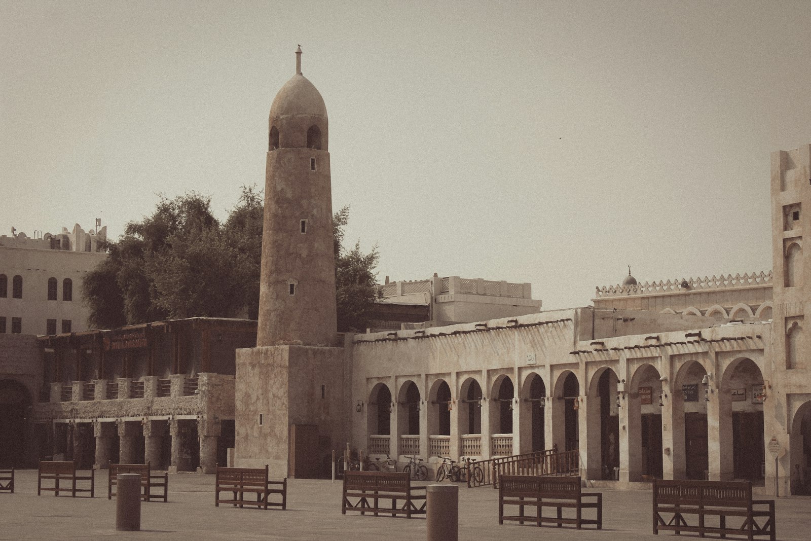عن ال جي صيانة: من نحن وما لا نعمل فيه — مبنى كبير بساعة في واجهته يطل على ساحة واسعة نهاراً مبنى كبير بساعة في واجهته يطل على ساحة واسعة نهاراً
