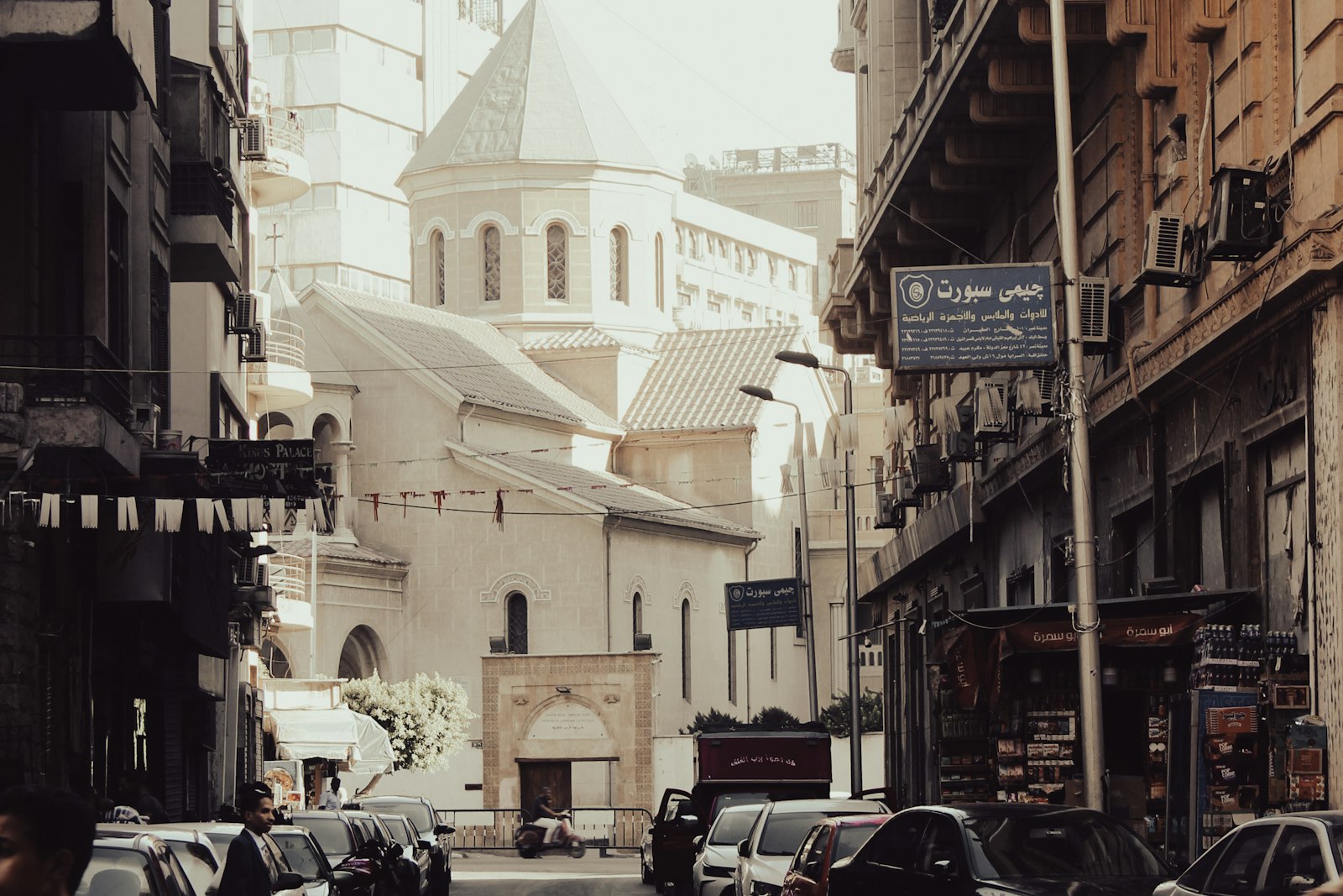 شارع في مدينة مصرية تظهر فيه مآذن ومبانٍ قديمة وسيارات