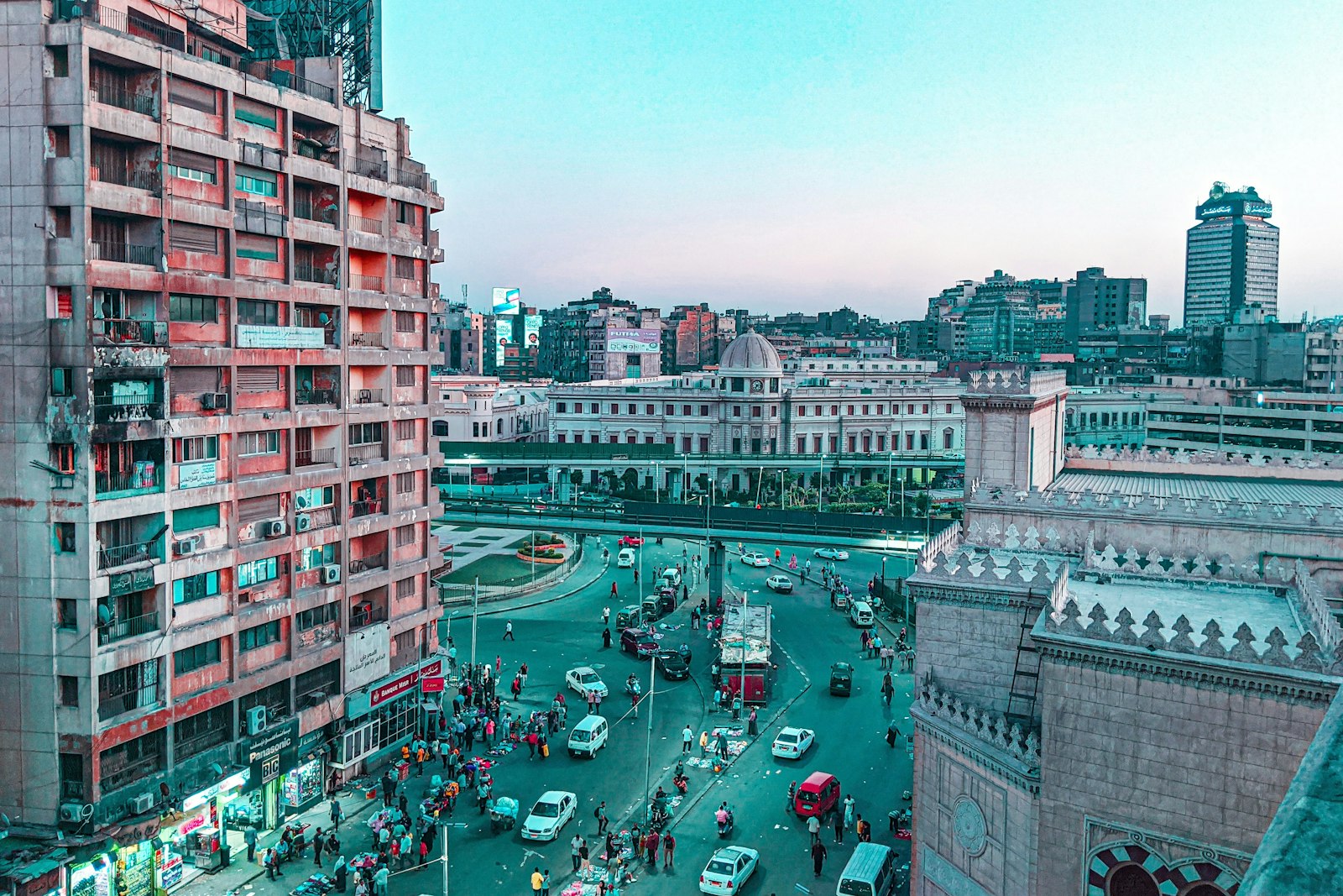 واجهة بحرية لمدينة مصرية تظهر فيها عمارات سكنية وميناء صغير